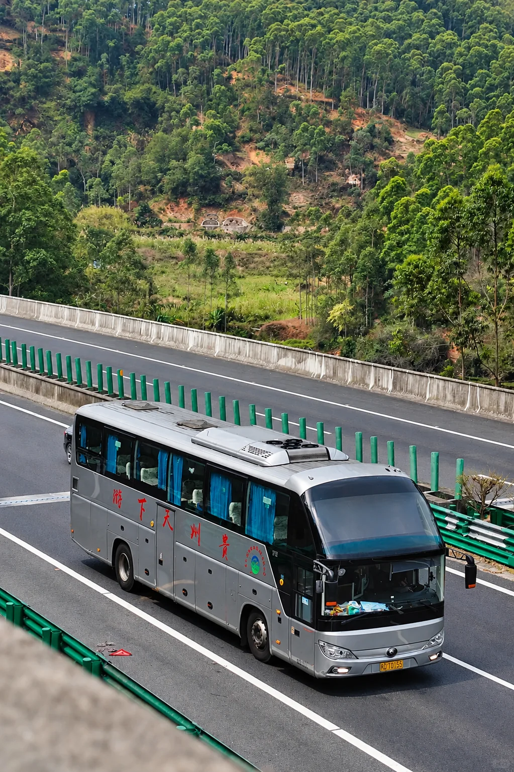 Gran autocar turístico en una carretera de montaña