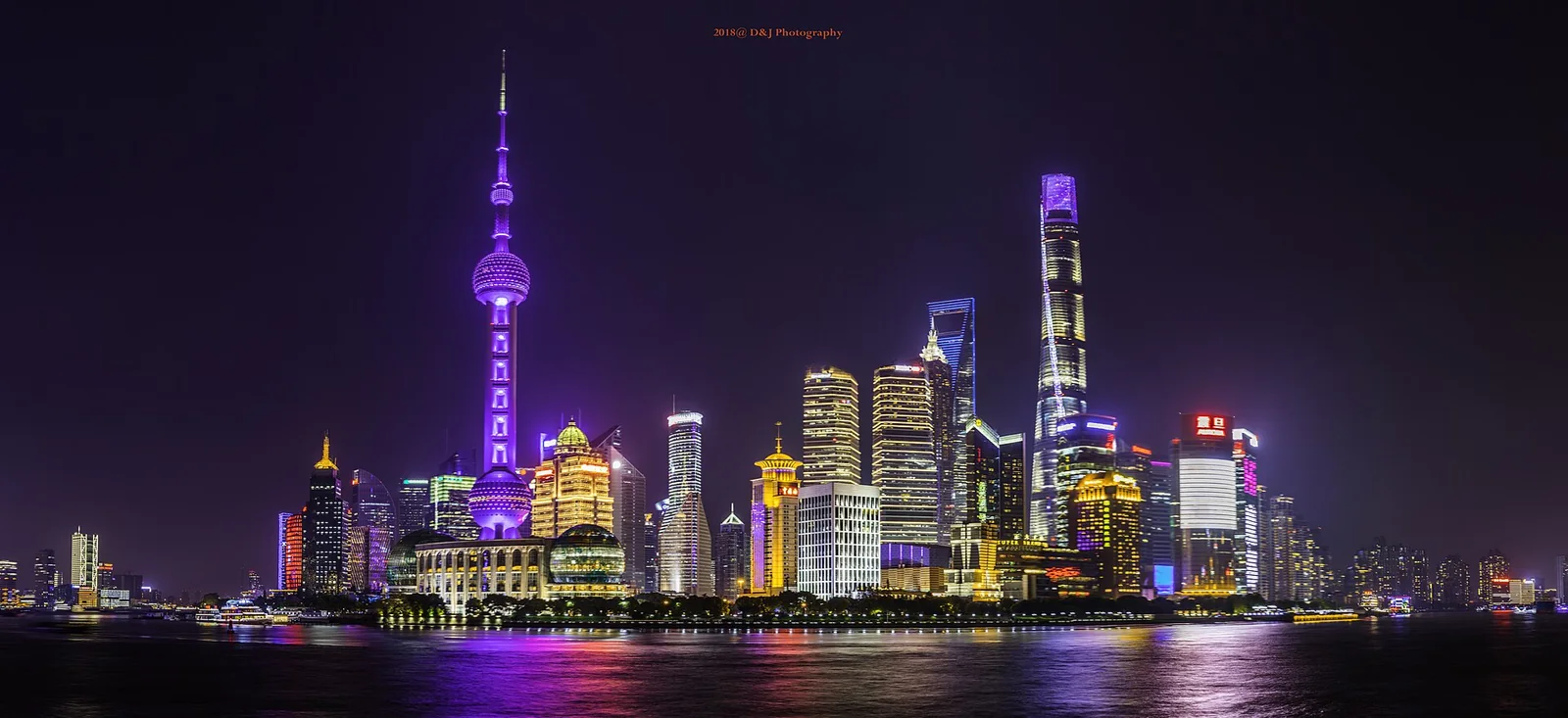 上海外滩远眺浦东天际线夜景